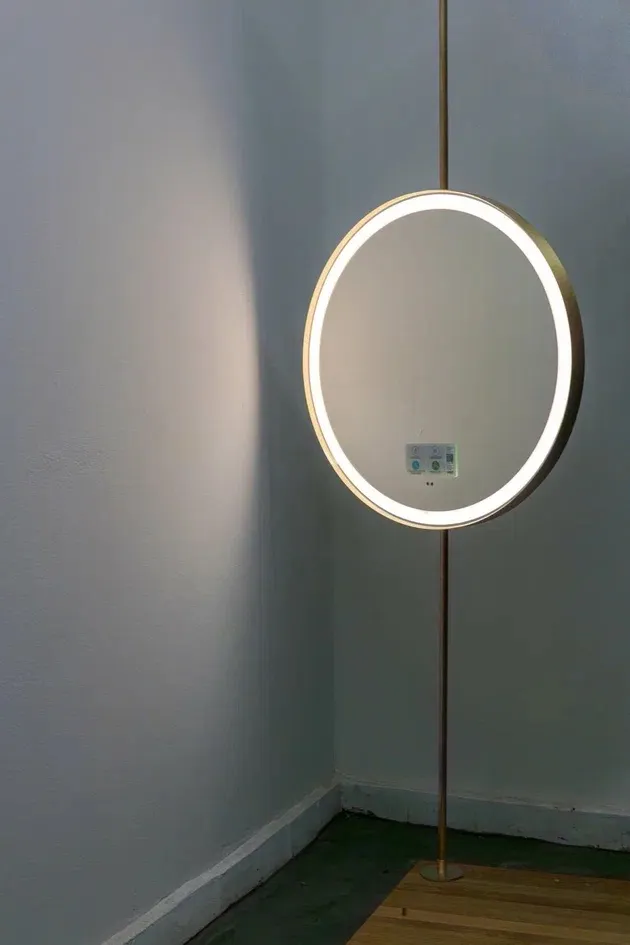 Напольное зеркало с латунной стойкой и LED-подсветкой в интерьере