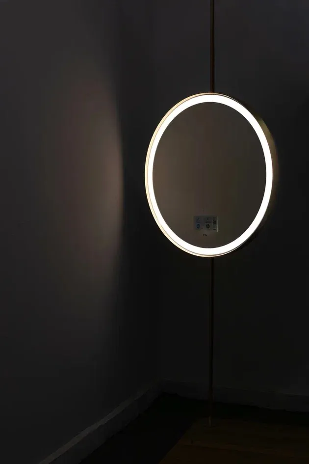 Напольное зеркало с латунной стойкой и LED-подсветкой в интерьере