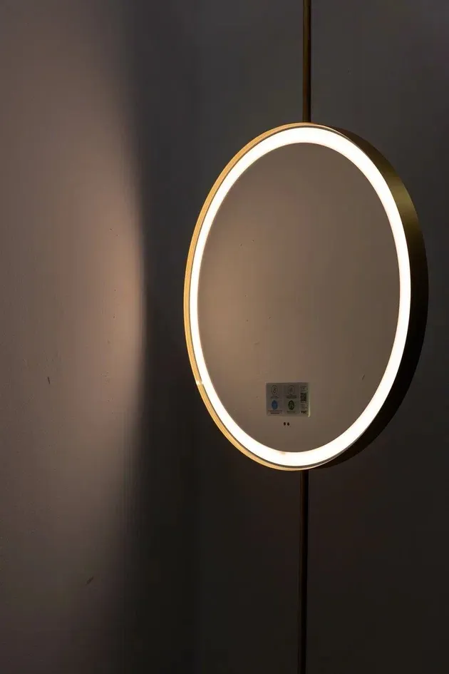 Напольное зеркало с латунной стойкой и LED-подсветкой в интерьере